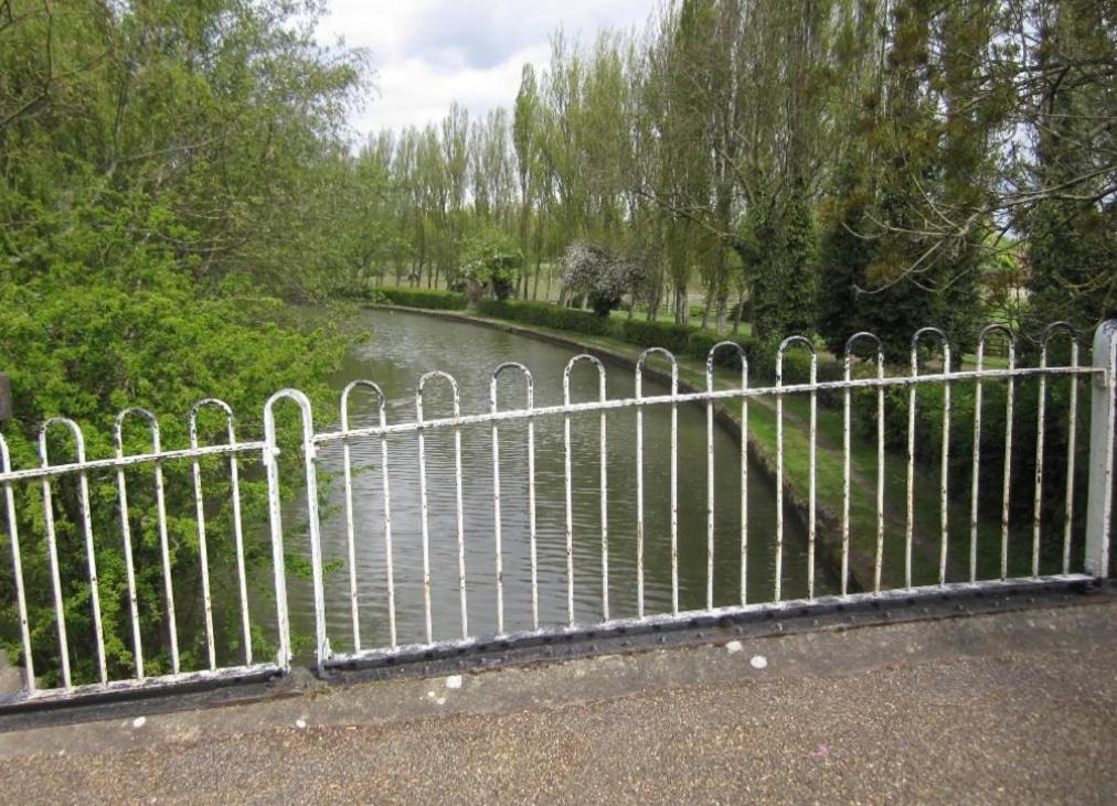 Waterside, Peartree Bridge, Milton Keynes Villa Exterior photo